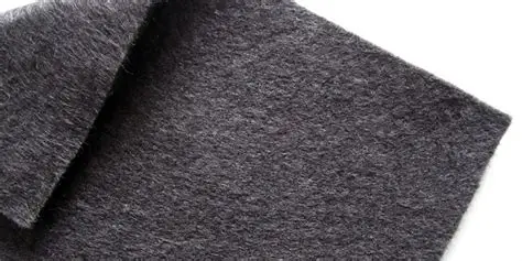 Material abrasivo de fibra no tejida para acabado satinado en acero inox